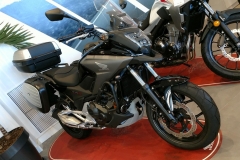 Honda NC750X con el pack "Touring Limited Edition" y caballete central.