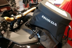 Honda África Twin CRF1100L color negro darkness metálico con maletas de viaje.