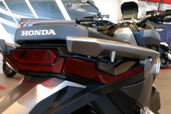 Honda X-ADV Color Plata Mate Metalizado Moonstone en Servihonda.
