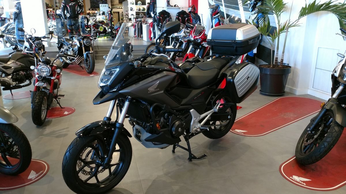Honda NC750X con el pack "Touring Limited Edition" y caballete central.