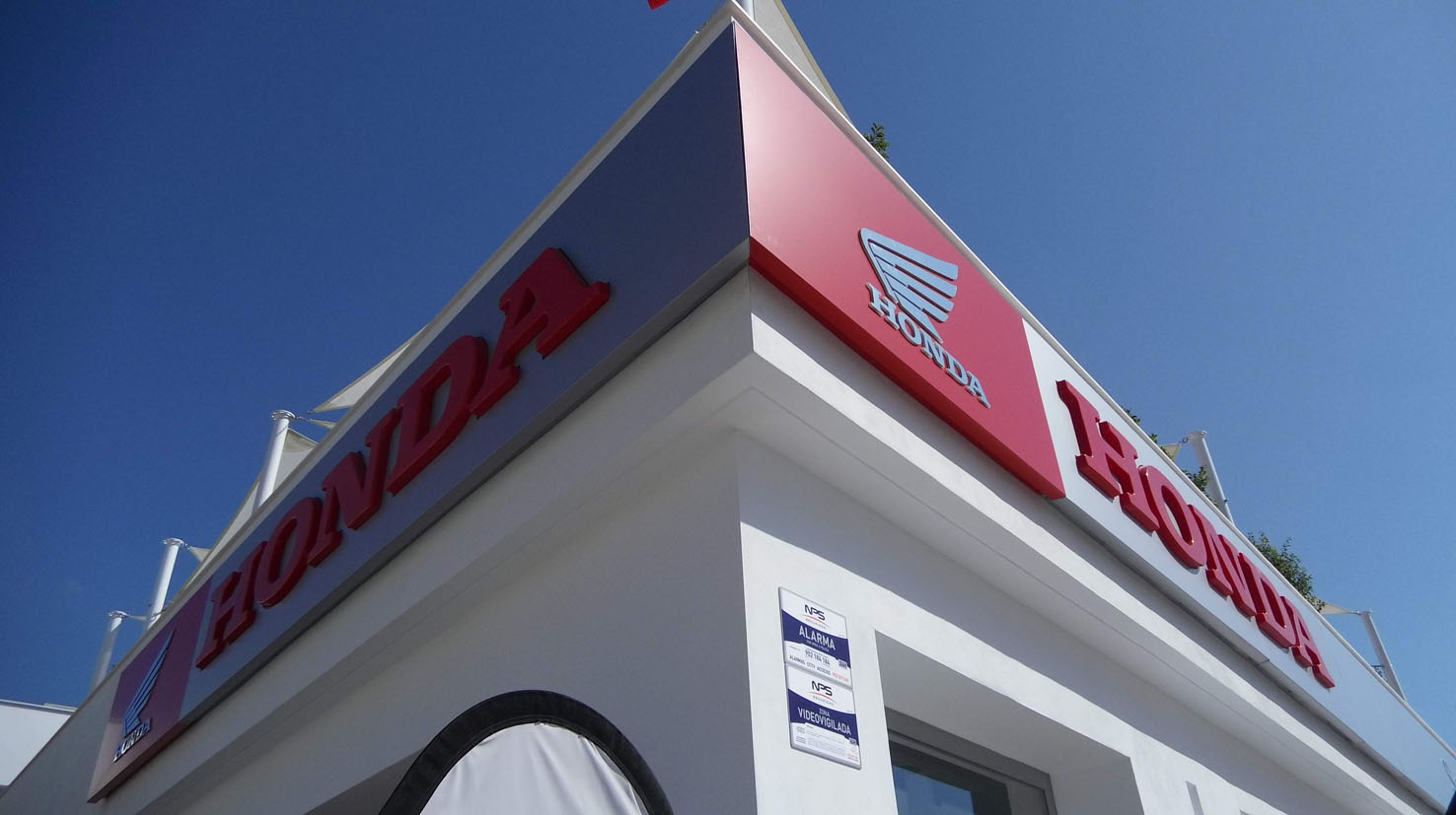 Detalle de la fachada de Servihonda Fuengirola.